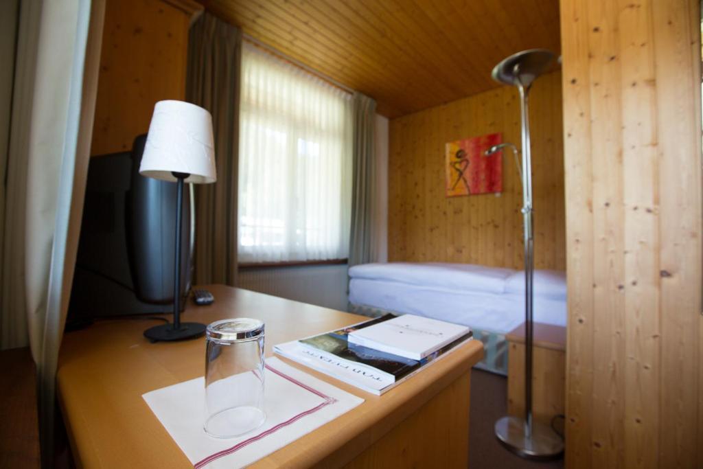 Sonnegg Hotel Zweisimmen Pokoj fotografie